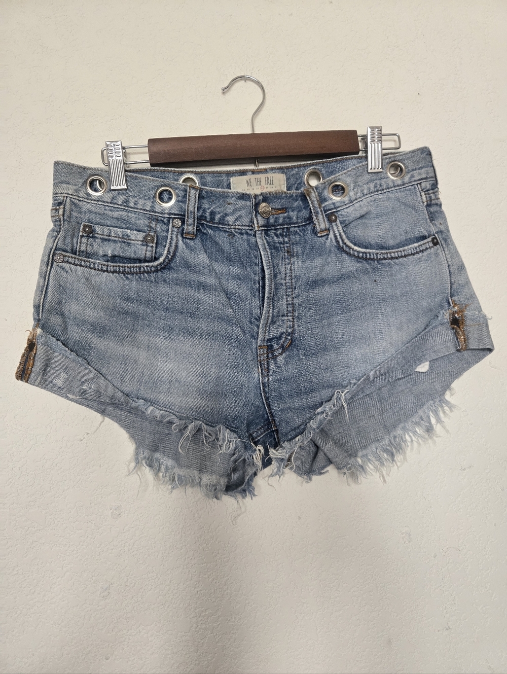WE THE FREE Frayed Hem Light Blue Denim Shorts .Size 28 - Picture 2 of 11